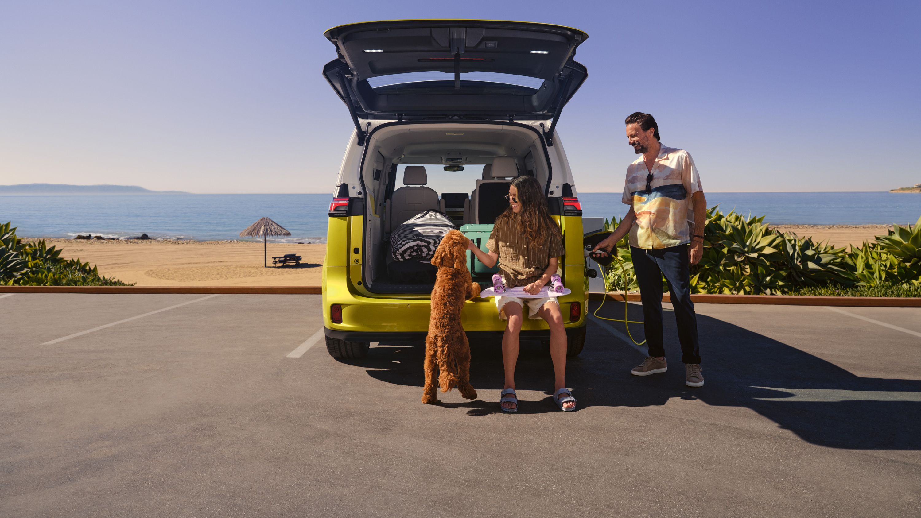 Volkswagen ID.Buzz estacionado em frente à praia 