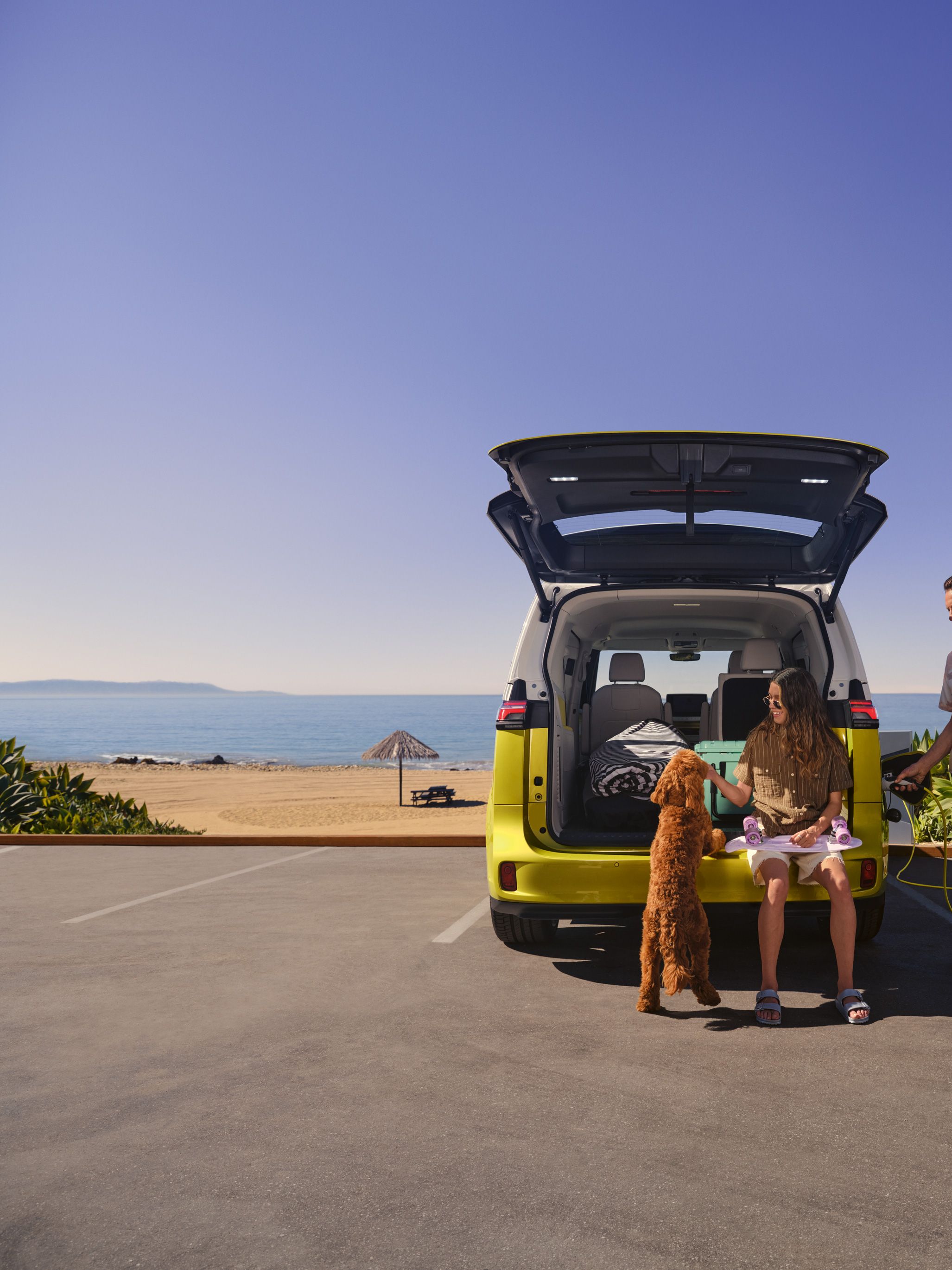 Volkswagen ID.Buzz estacionado em frente à praia 