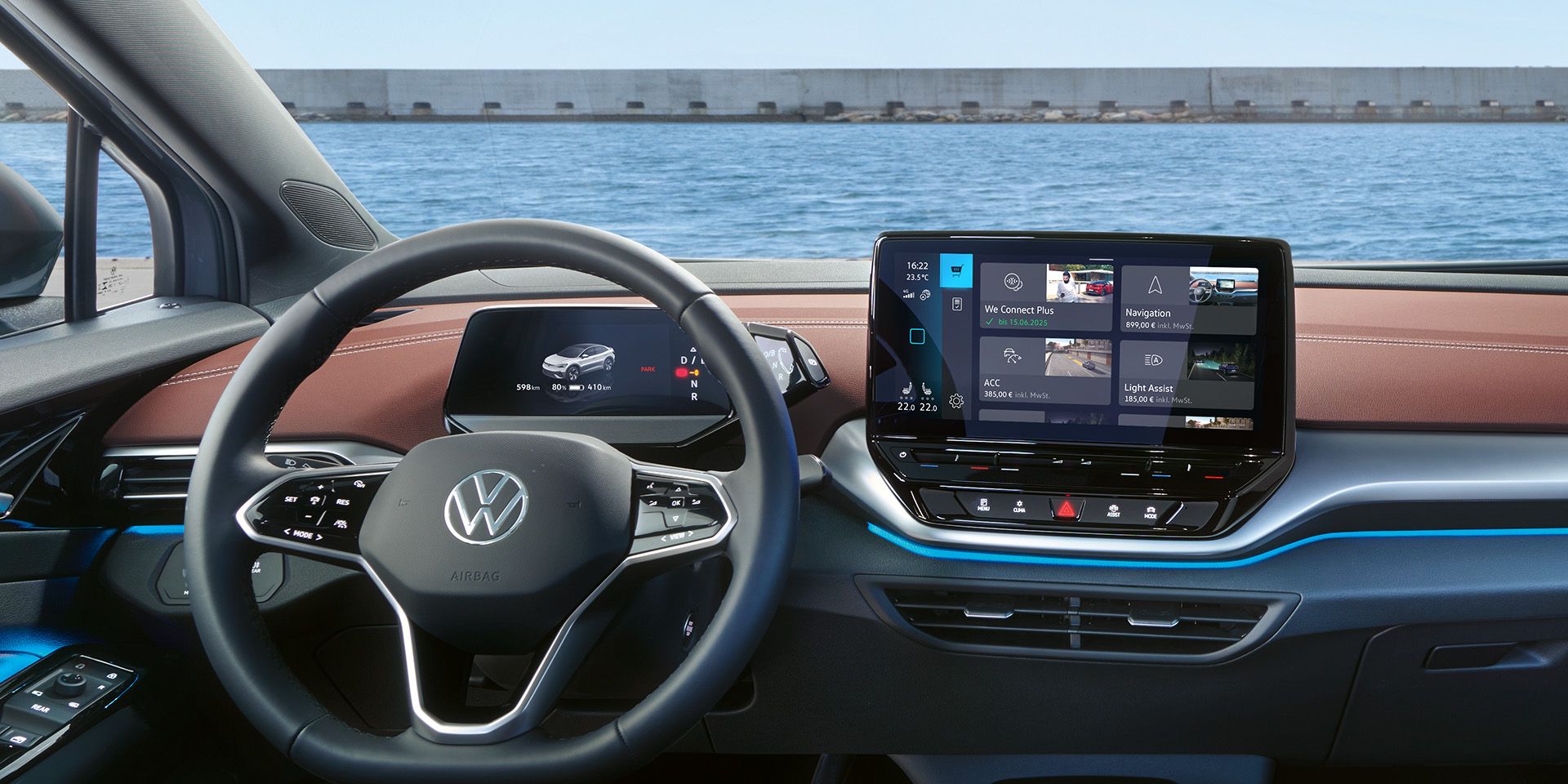 Cockpit digital do VW ID.5, vista para o volante e para o ecrã tátil. No ecrã pode ver-se a Loja In-Car