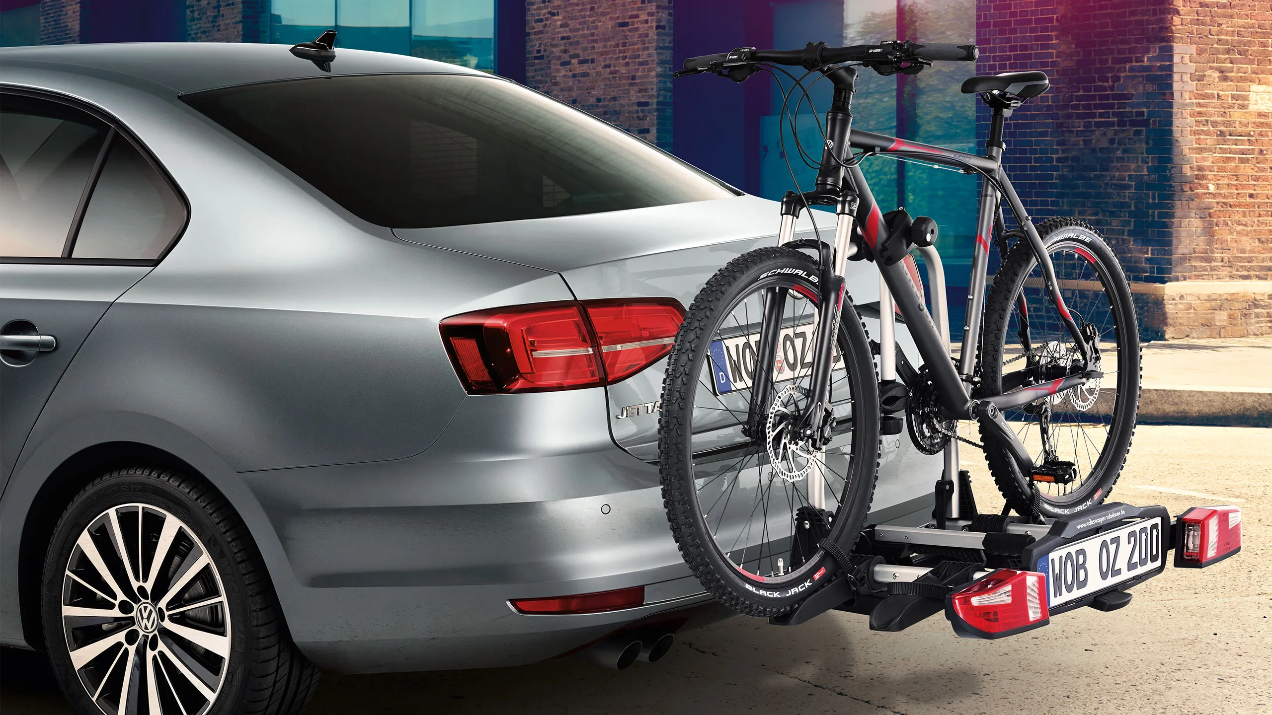 Um Jetta 6 prateado com um suporte de bicicletas para automóvel.