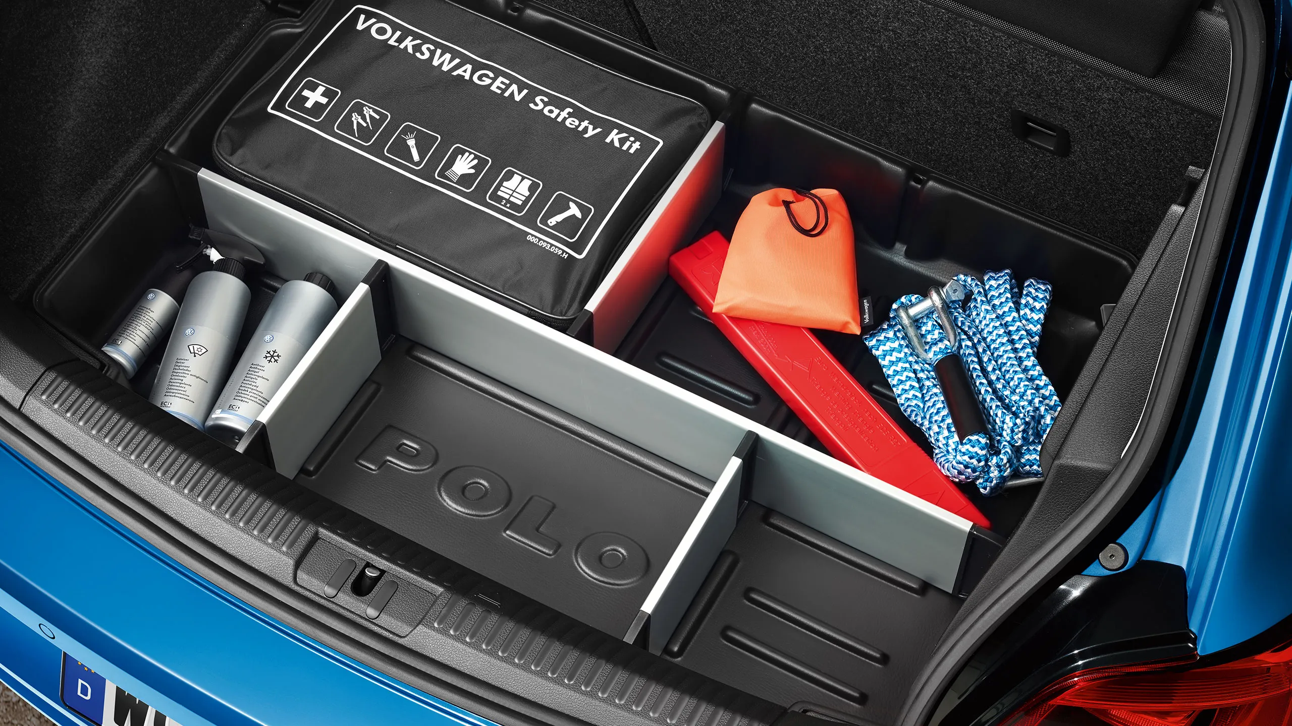 Volkswagen Safety Kit num compartimento de bagagem de um carro Polo 4