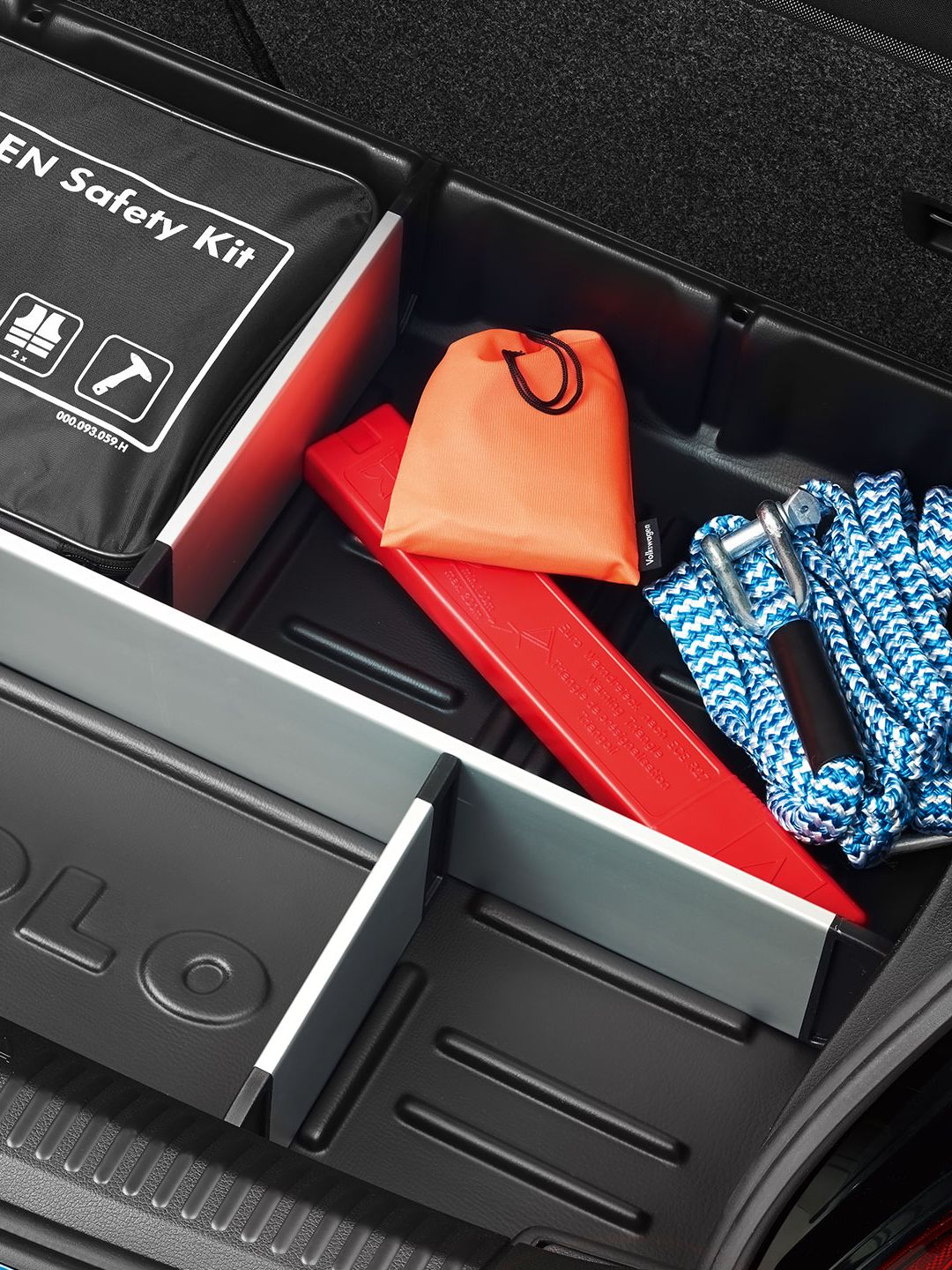 Volkswagen Safety Kit num compartimento de bagagem de um carro Polo 4