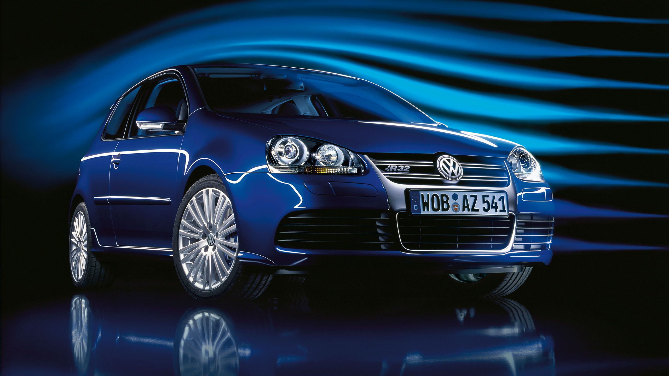 Um Volkswagen Golf 5 R32 azul - Serviço VW, Acessórios e peças para Golf V