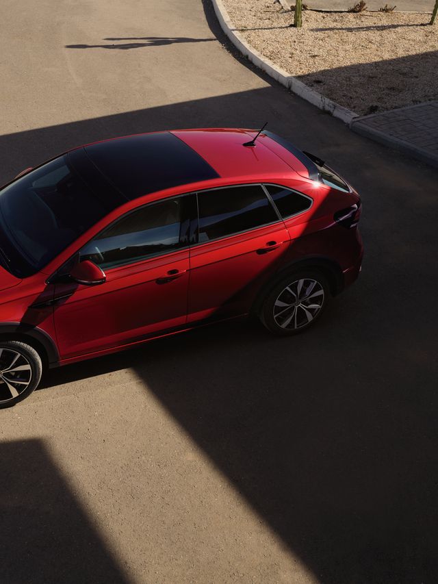 VW Taigo R-Line vermelho, visto lateralmente de cima, imagem das barras de tejadilho pretas.