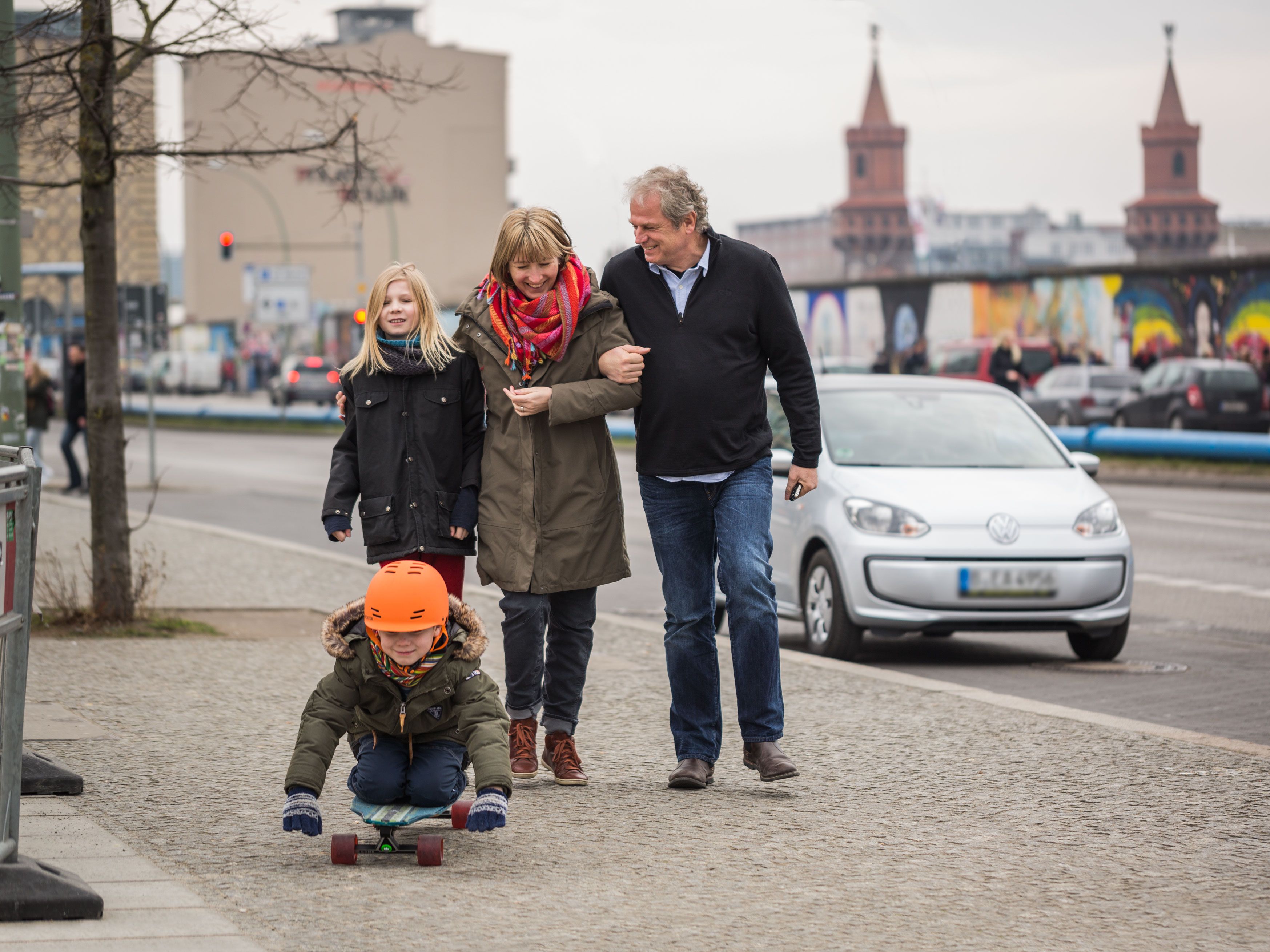 Familie Ross vor ihrem e-up!