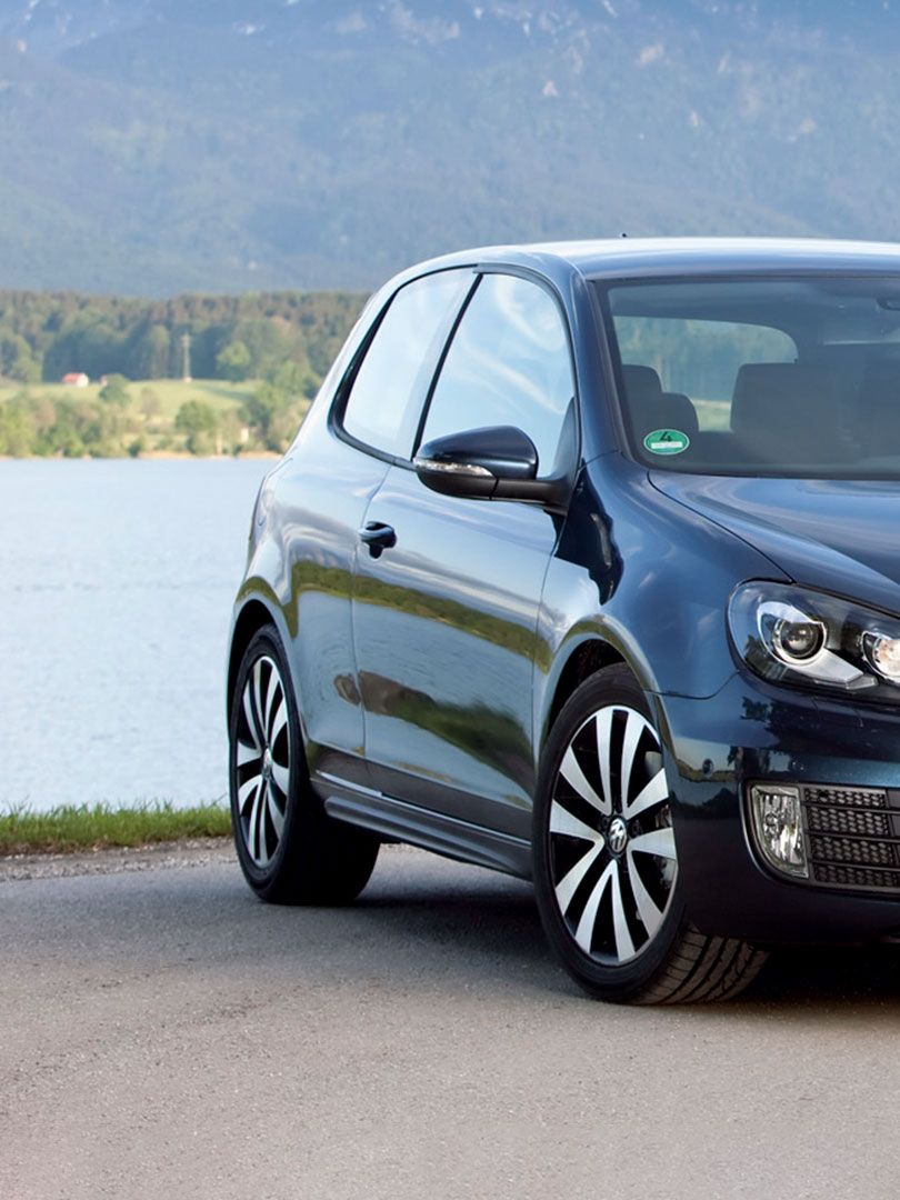 Um Volkswagen Golf 6 GTD preto num passeio em frente a uma costa