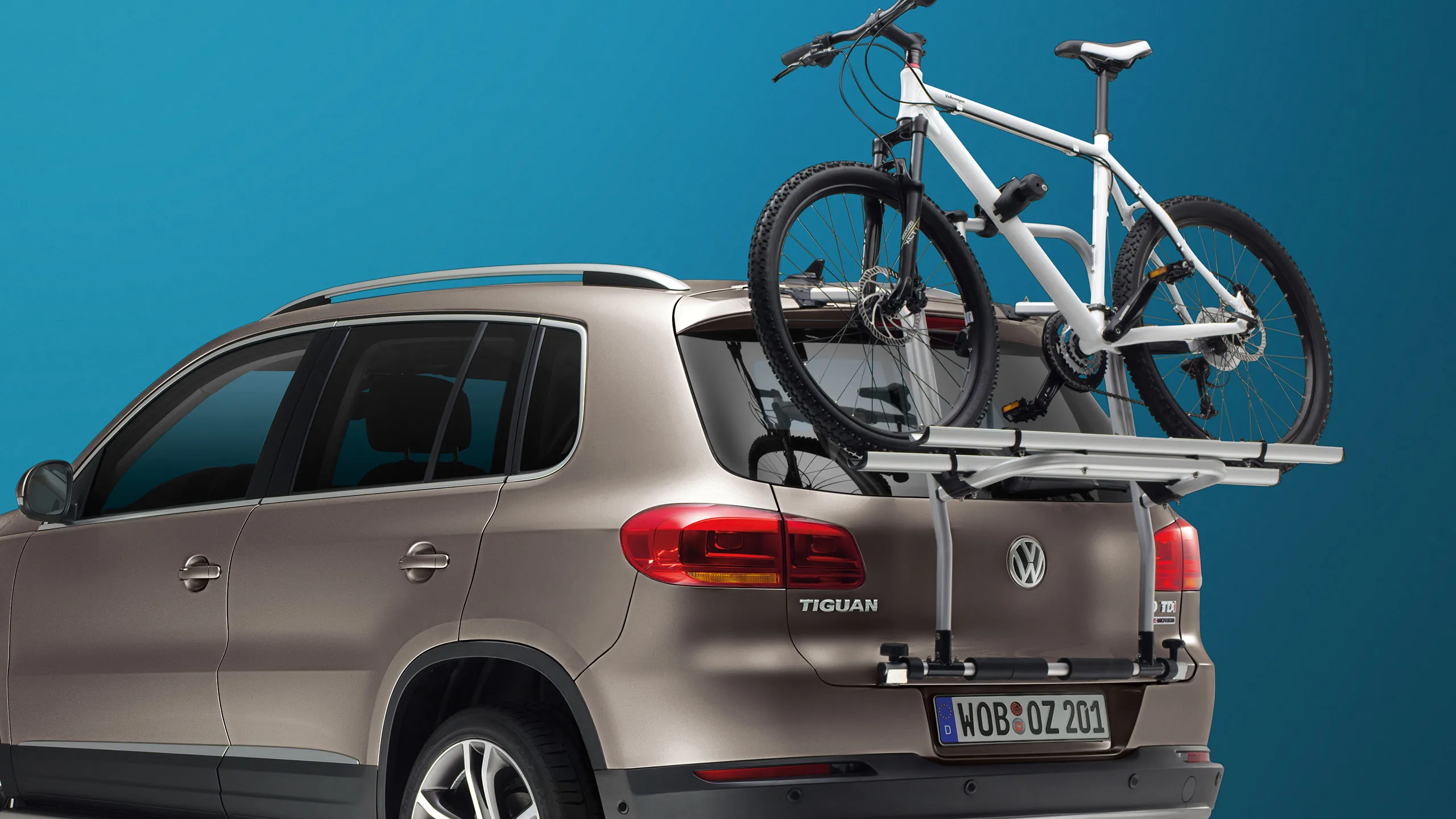 Um Tiguan 1 cinzento com um porta-bicicletas na parte de trás.