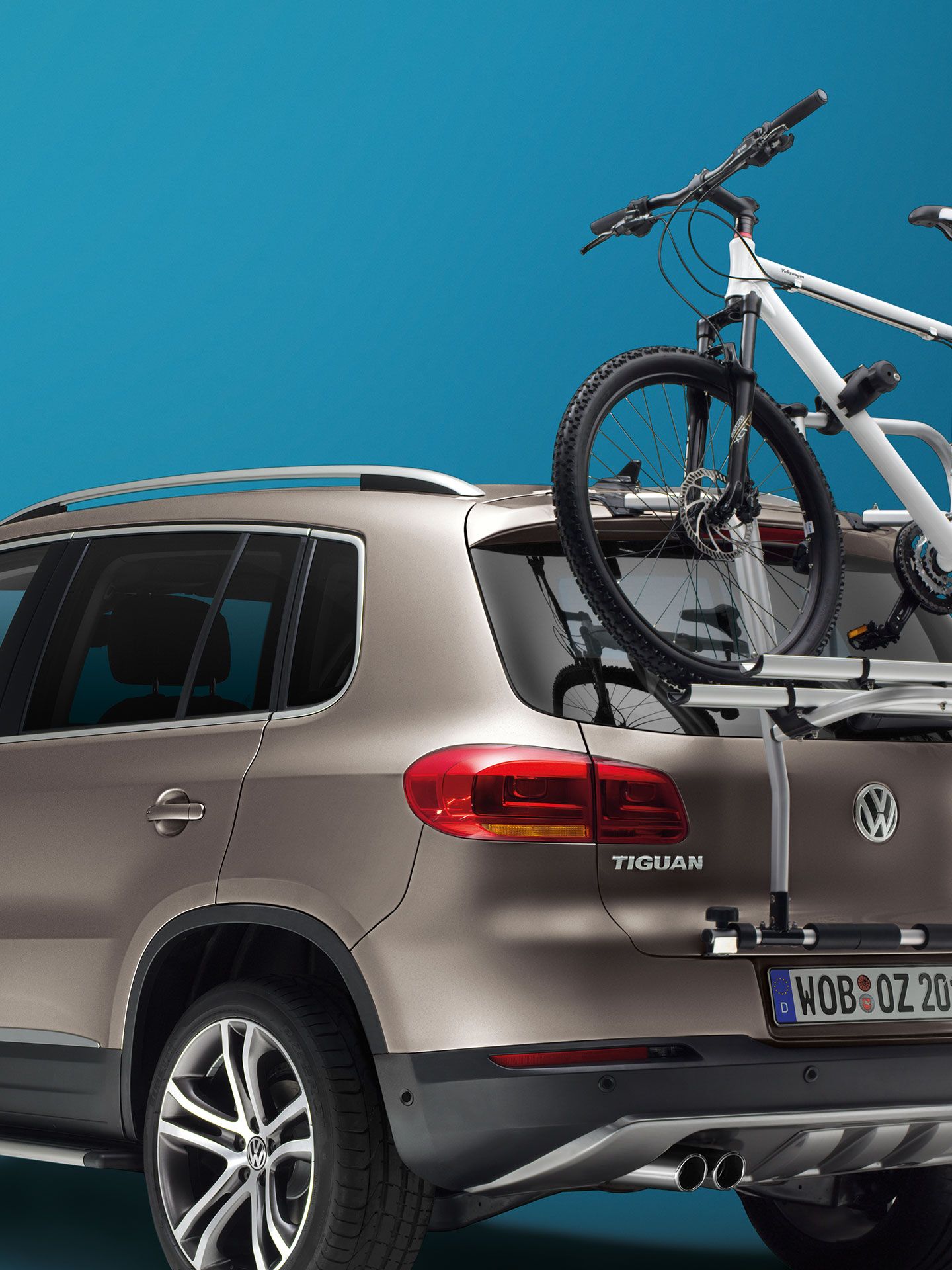 Um Tiguan 1 cinzento com um porta-bicicletas na parte de trás.