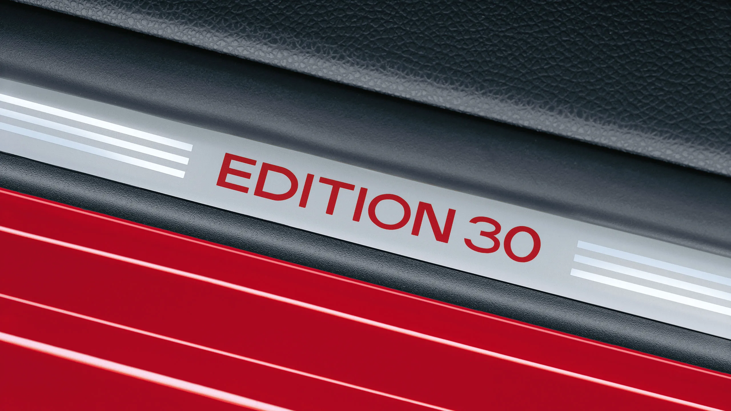 Uma vista detalhada de um logótipo cromado "EDITION 30" do Golf 5