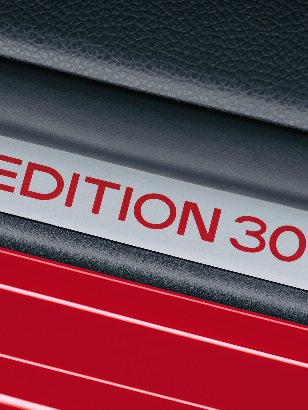 Uma vista detalhada de um logótipo cromado "EDITION 30" do Golf 5