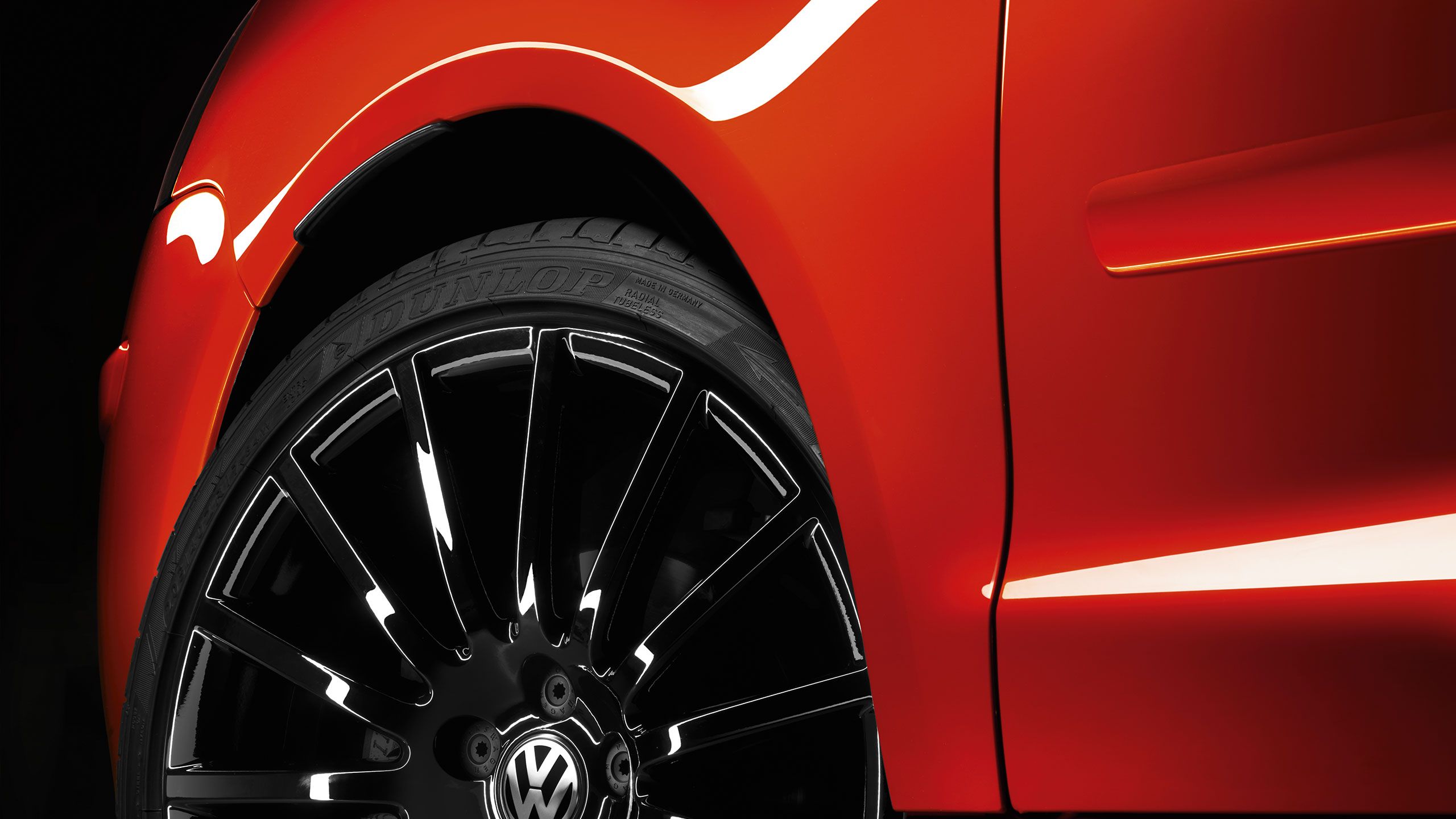 Uma visão detalhada da roda de um Volkswagen Polo GTI vermelho