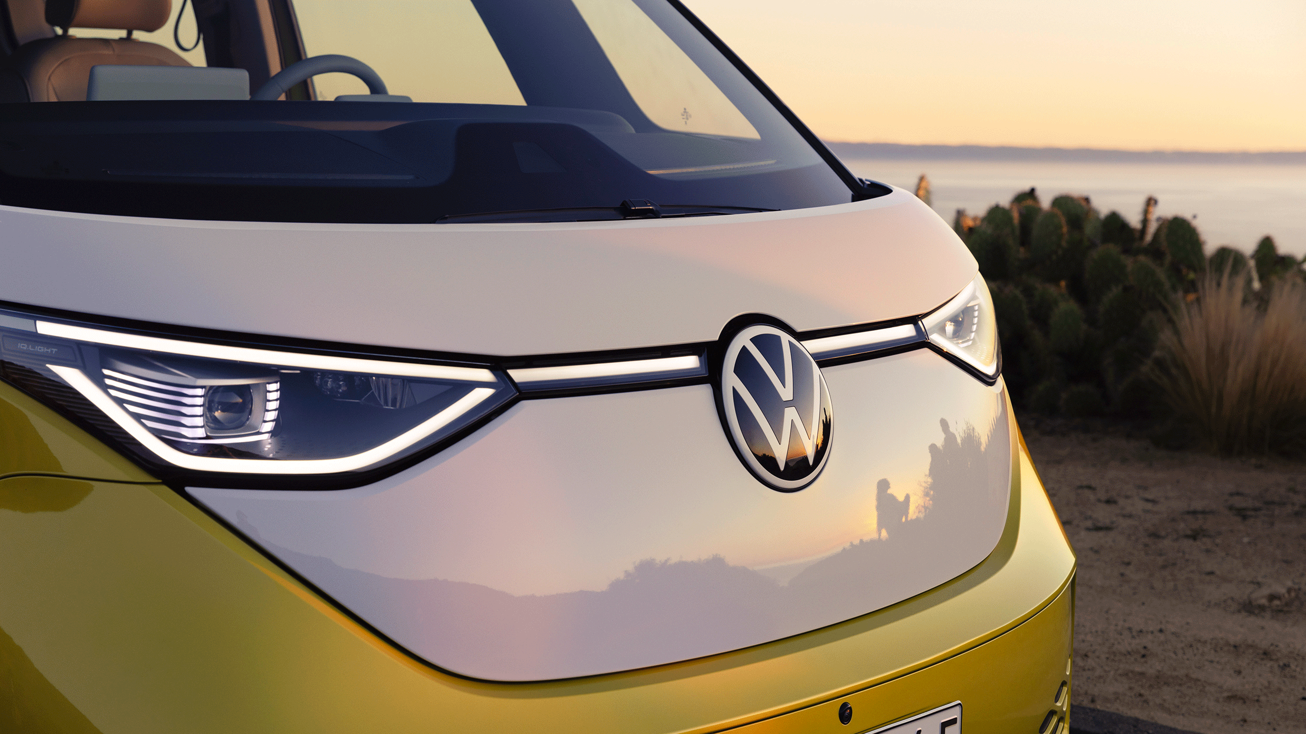 Os faróis do VW ID. Buzz revestem a carrinha elétrica de um aspeto muito agradável graças à iluminação ID.