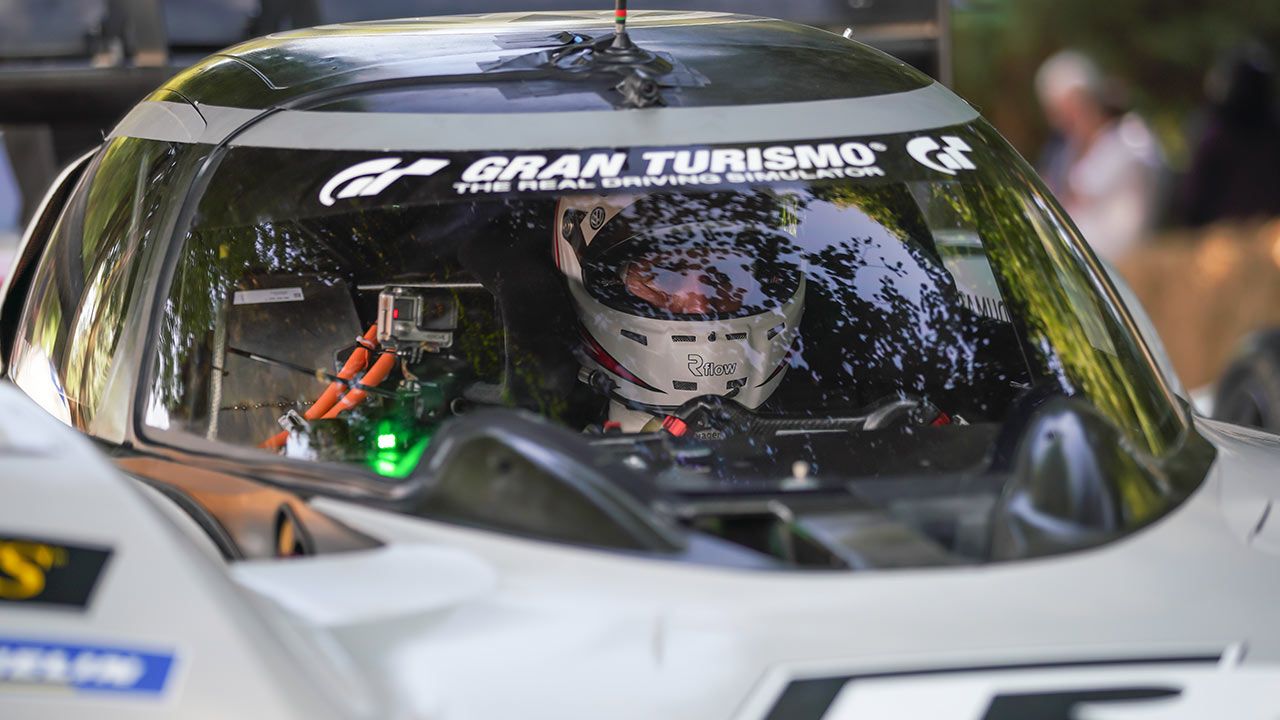 Romain Dumas no cockpit do Volkswagen ID.R durante o Festival de Velocidade de Goodwood 