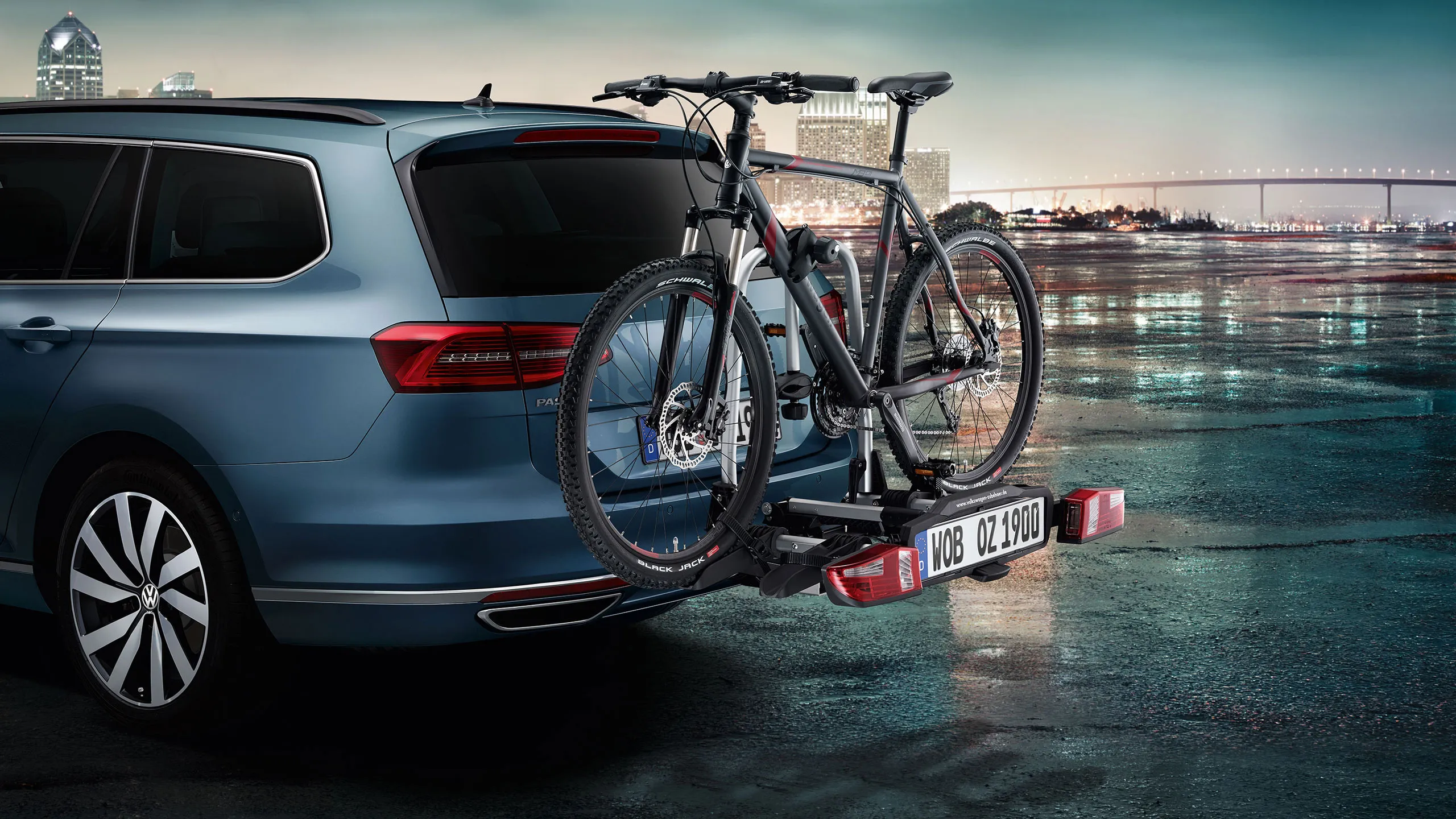 Vista traseira de um VW Passat B6 com suporte para bicicletas - Acessórios Volkswagen