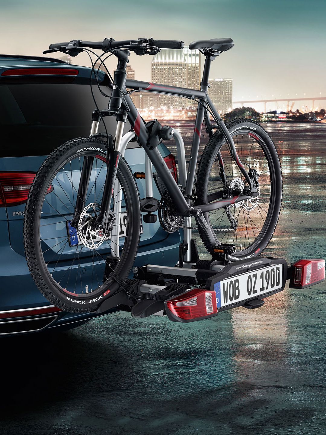 Vista traseira de um VW Passat B6 com suporte para bicicletas - Acessórios Volkswagen