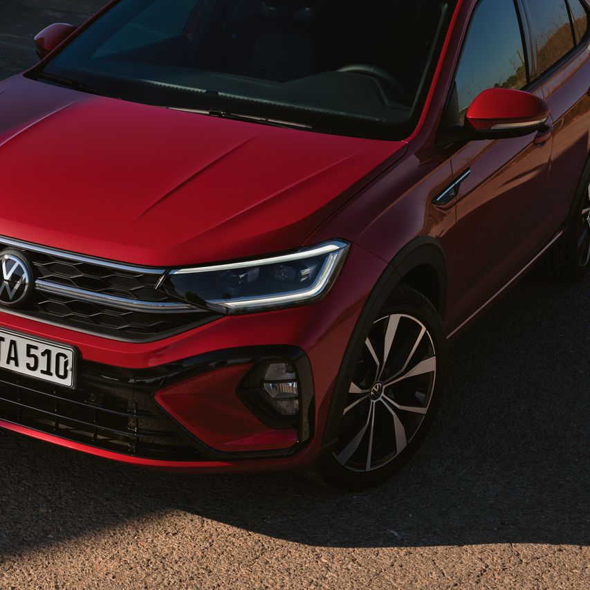 VW Taigo R-Line Front vermelho no parque de estacionamento.