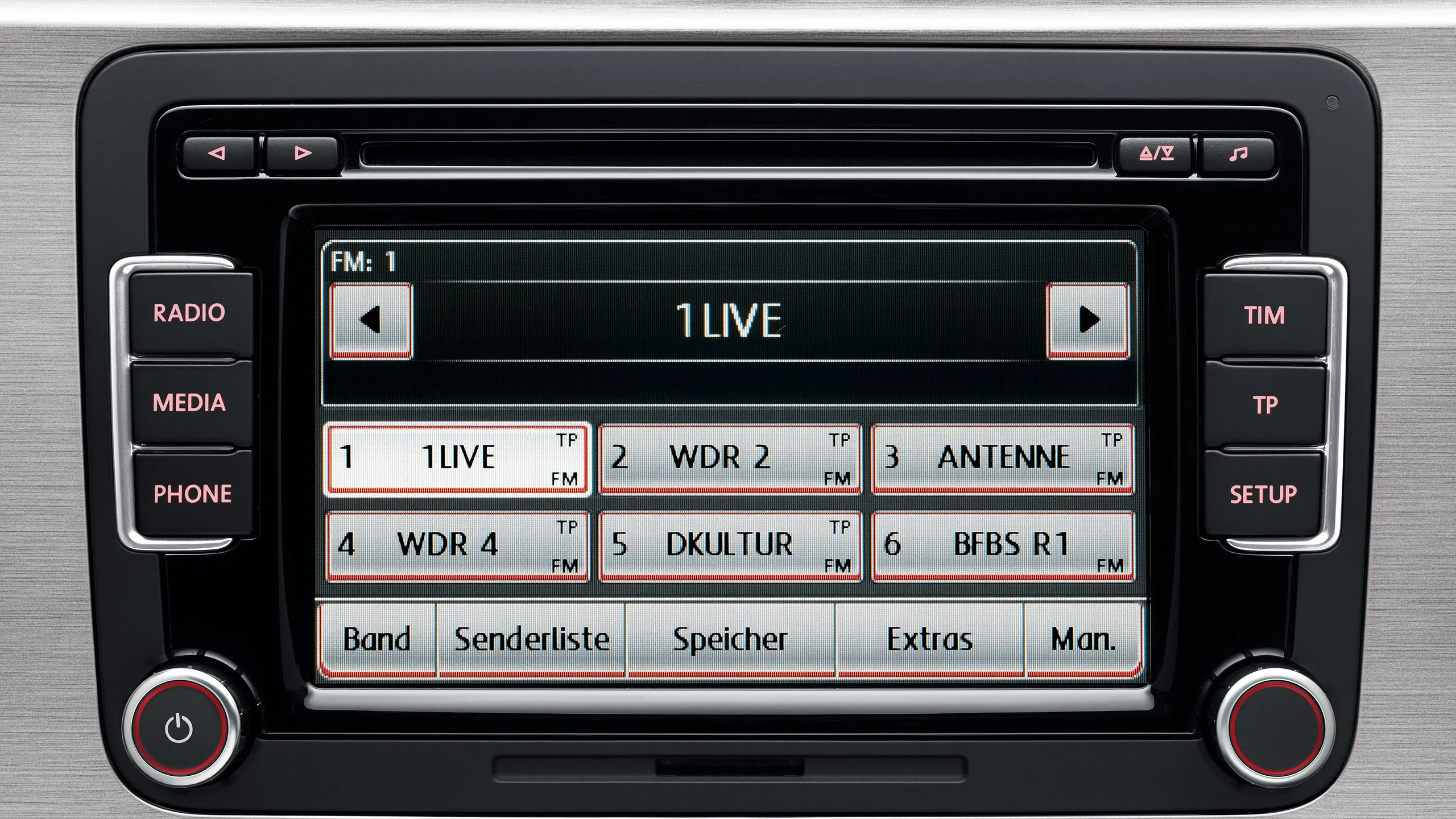 Vista detalhada do sistema de Infotainment de um VW Passat B7.