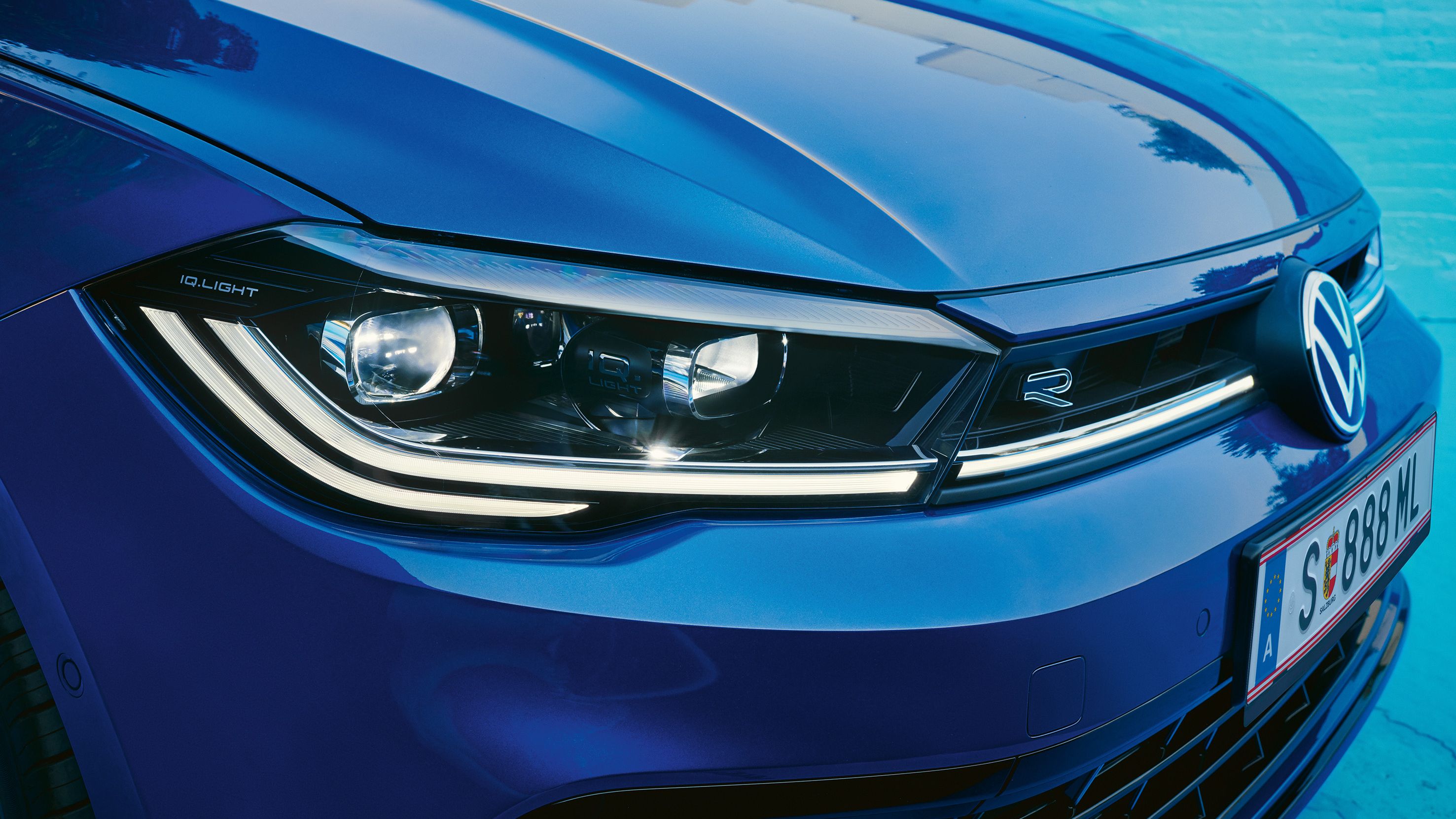 Detailansicht eines optionalen IQ.LIGHT - LED-Matrix-Scheinwerfers bei einem blauen VW Polo. 