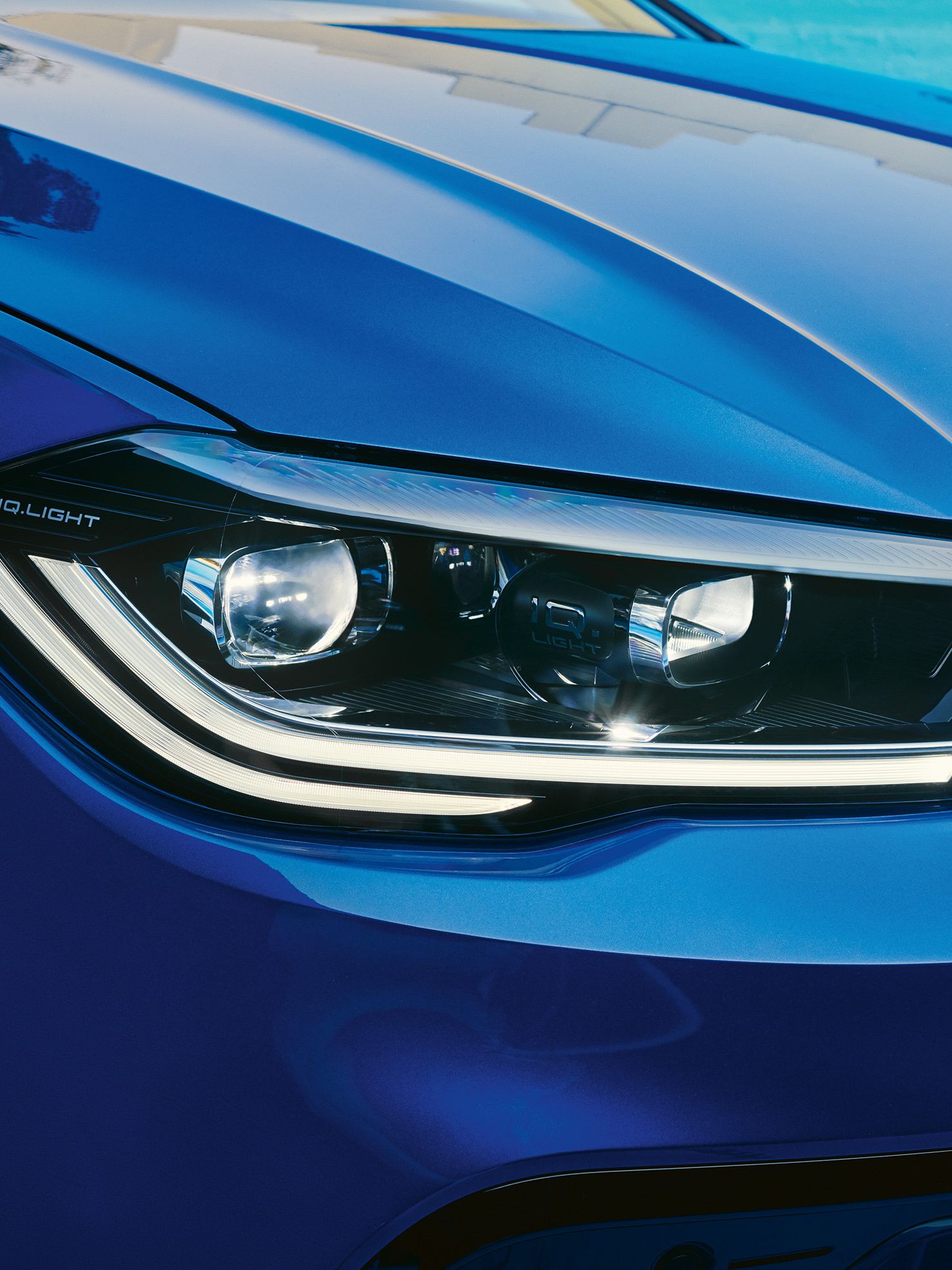 Detailansicht eines optionalen IQ.LIGHT - LED-Matrix-Scheinwerfers bei einem blauen VW Polo. 