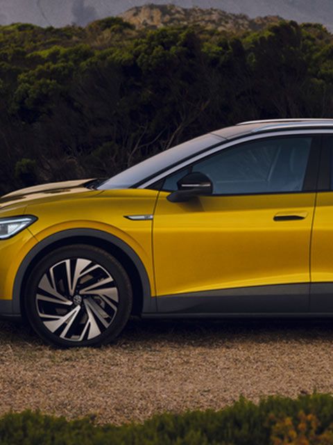 Volkswagen ID.4  em amarelo em vista lateral