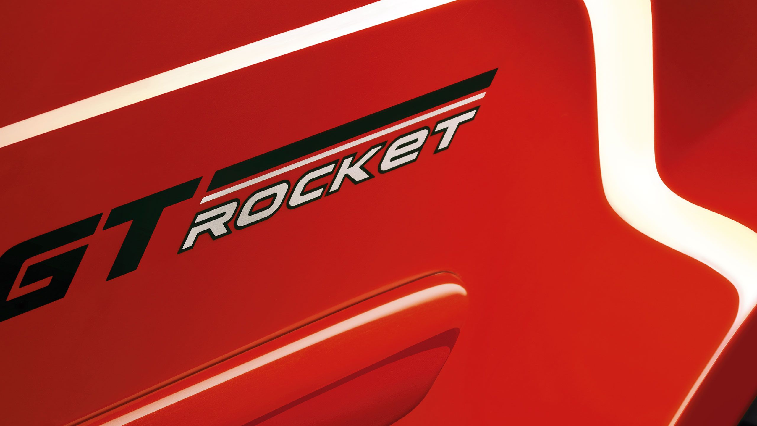 O logotipo "GT Rocket" de um Volkswagen Polo 4 vermelho