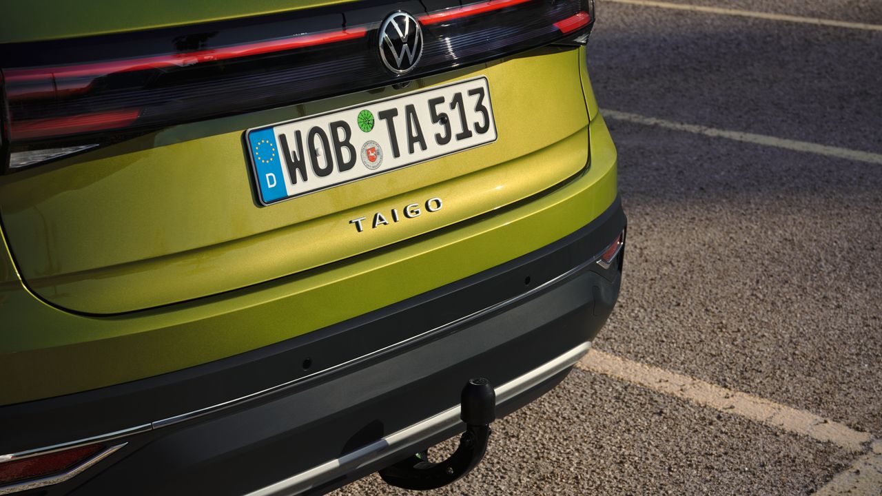 Vista detalhada do acoplamento opcional na traseira de um VW Taigo verde