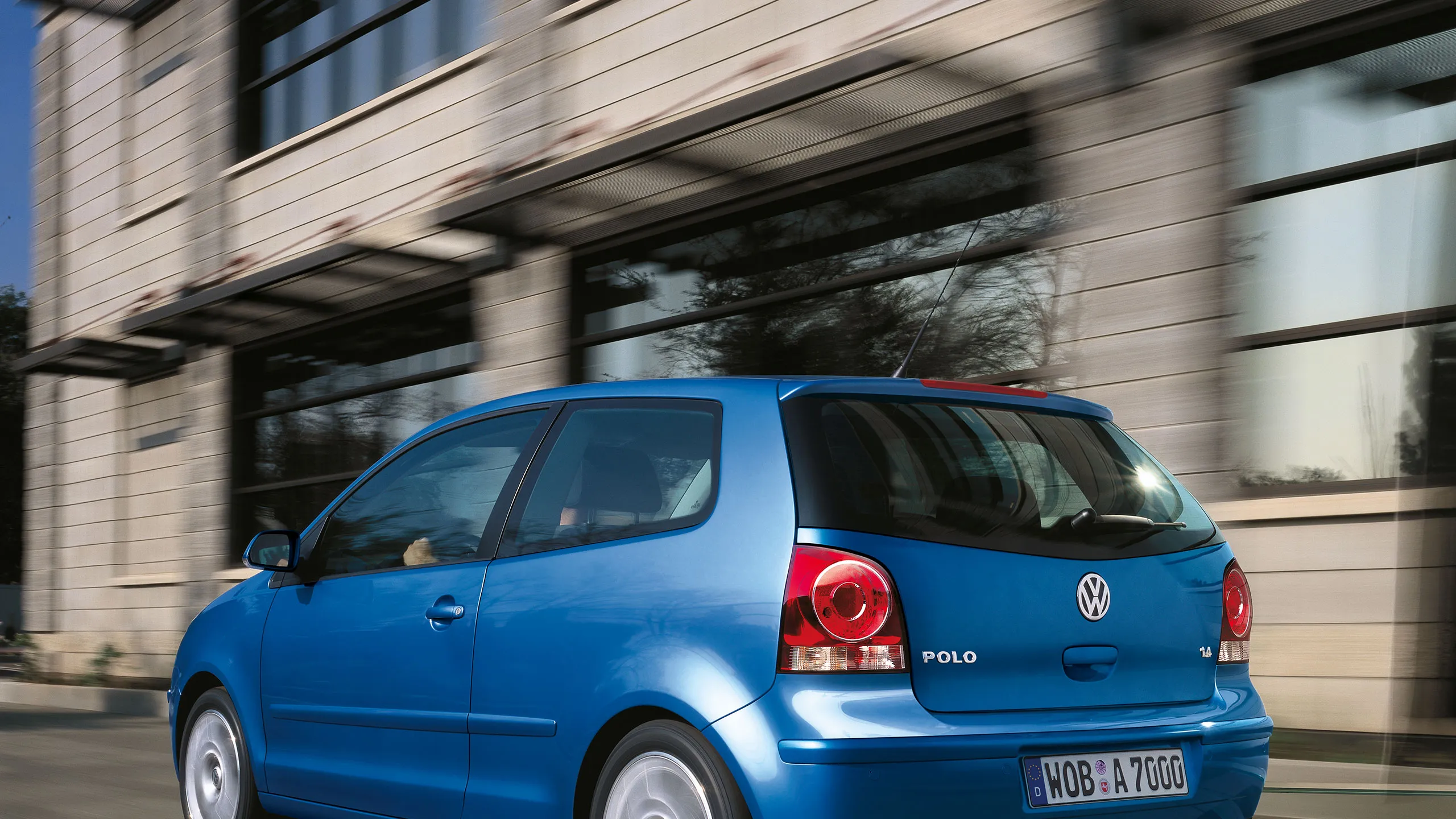 Um VW Polo 4 azul numa estrada