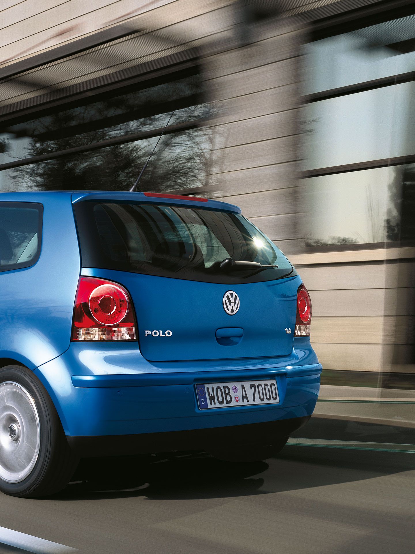 Um VW Polo 4 azul numa estrada