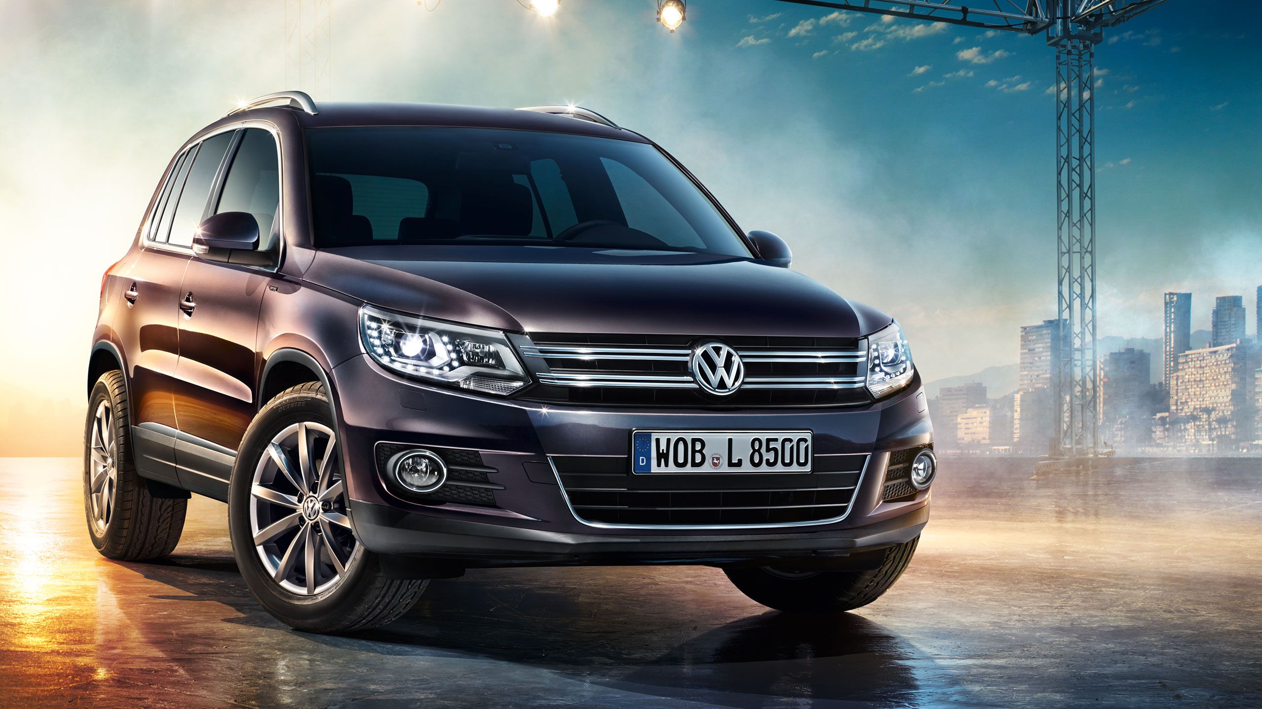 Um carro VW Tiguan 1 focado por alguns holofotes.