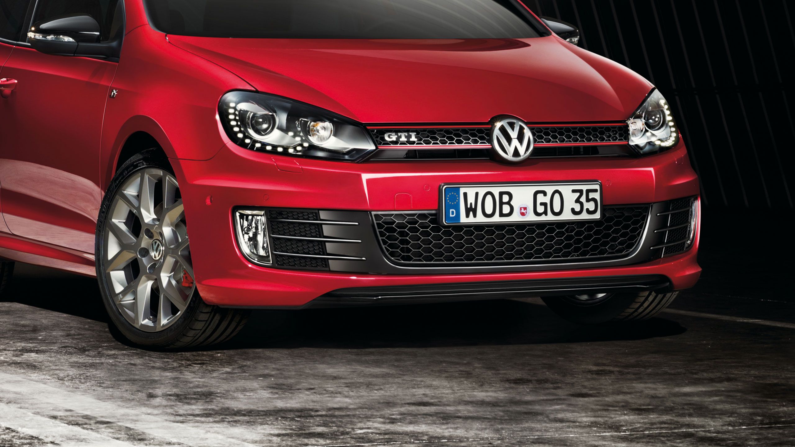 Um VW Golf 6 GTI vermelho com destaques exteriores - a família Golf 5k