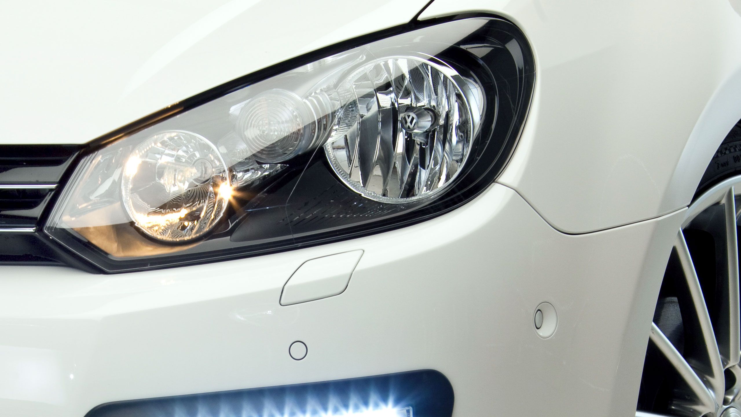 Um VW Golf 6 5k com uma vista detalhada dos faróis LED