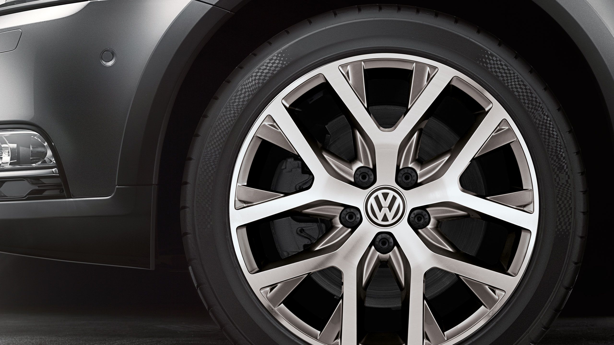 Um VW Passat B7 com jantes polidas da Volkswagen.