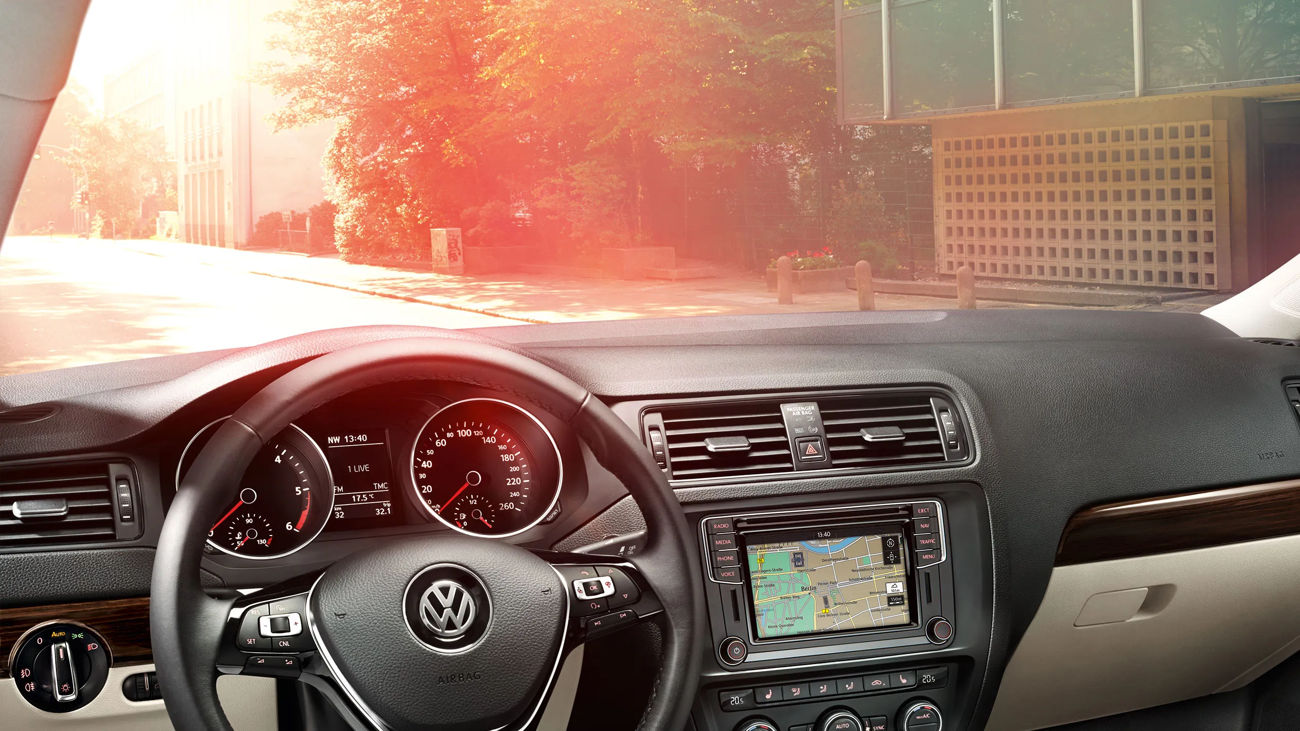 O interior de um VW Jetta 6 com elementos de design elegante e sistema de infotainment