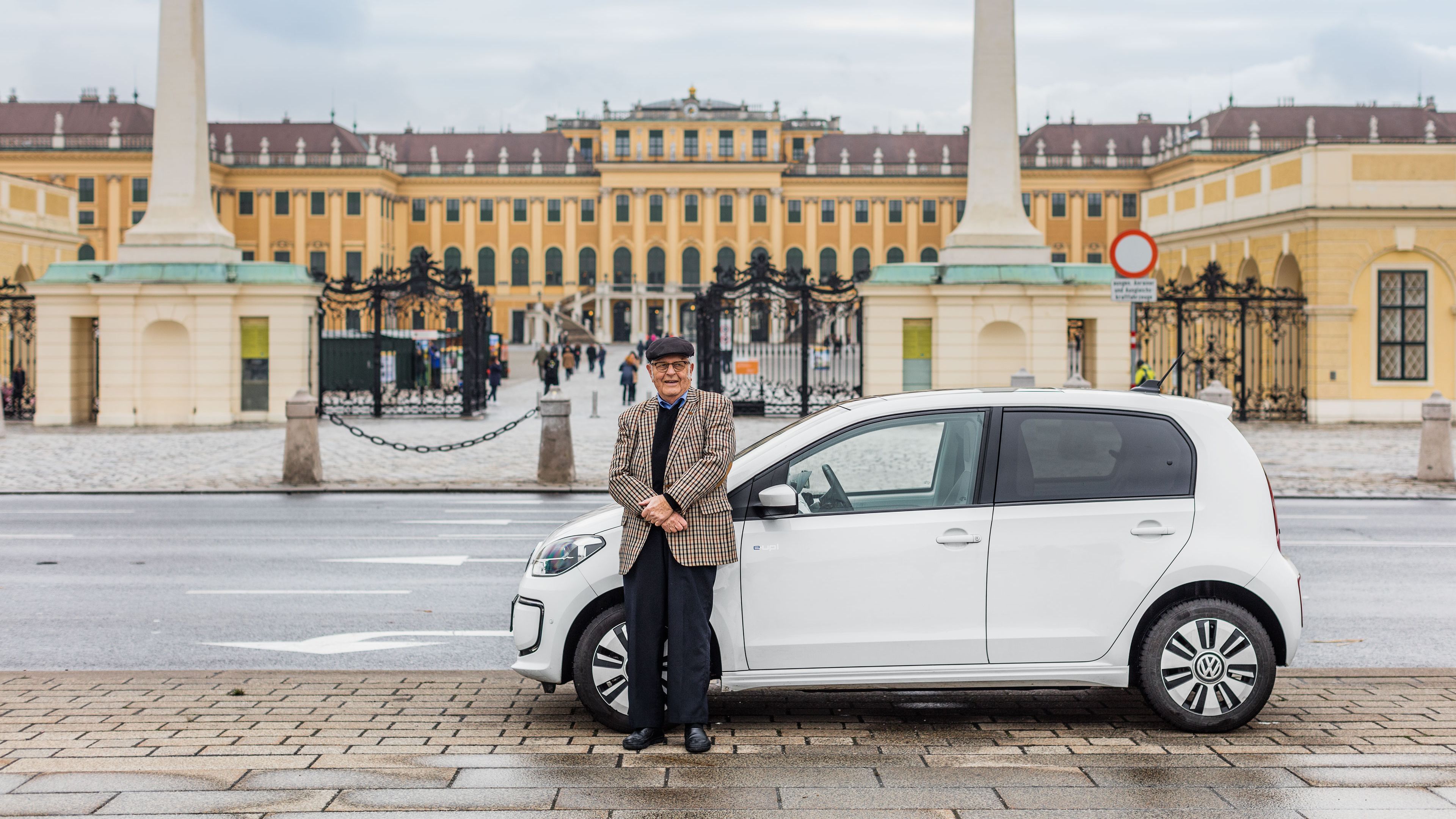 Heinz Gerhard und sein geparkter e-up! vor dem Schloss Schönbrunn in Wien