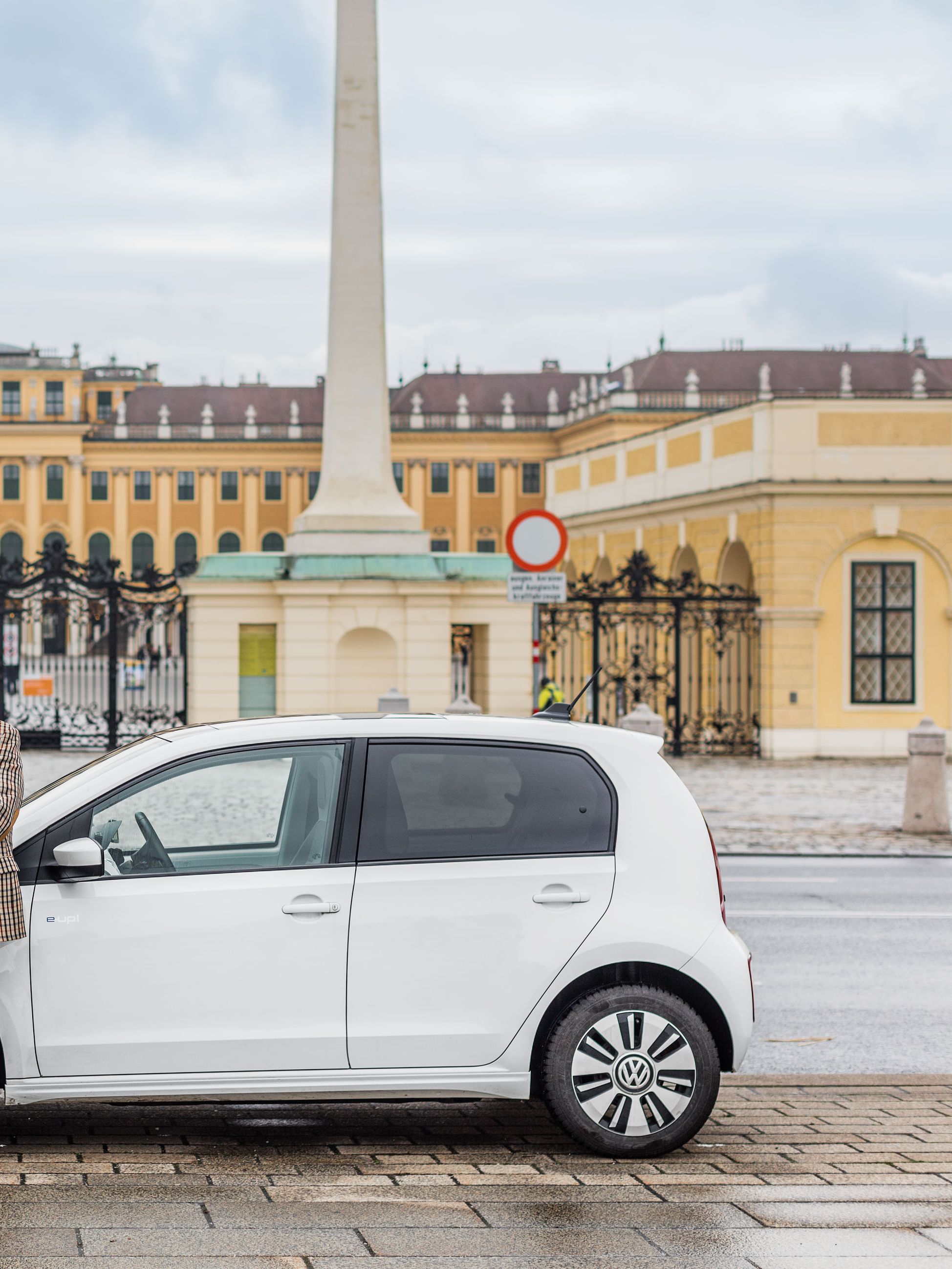 Heinz Gerhard und sein geparkter e-up! vor dem Schloss Schönbrunn in Wien