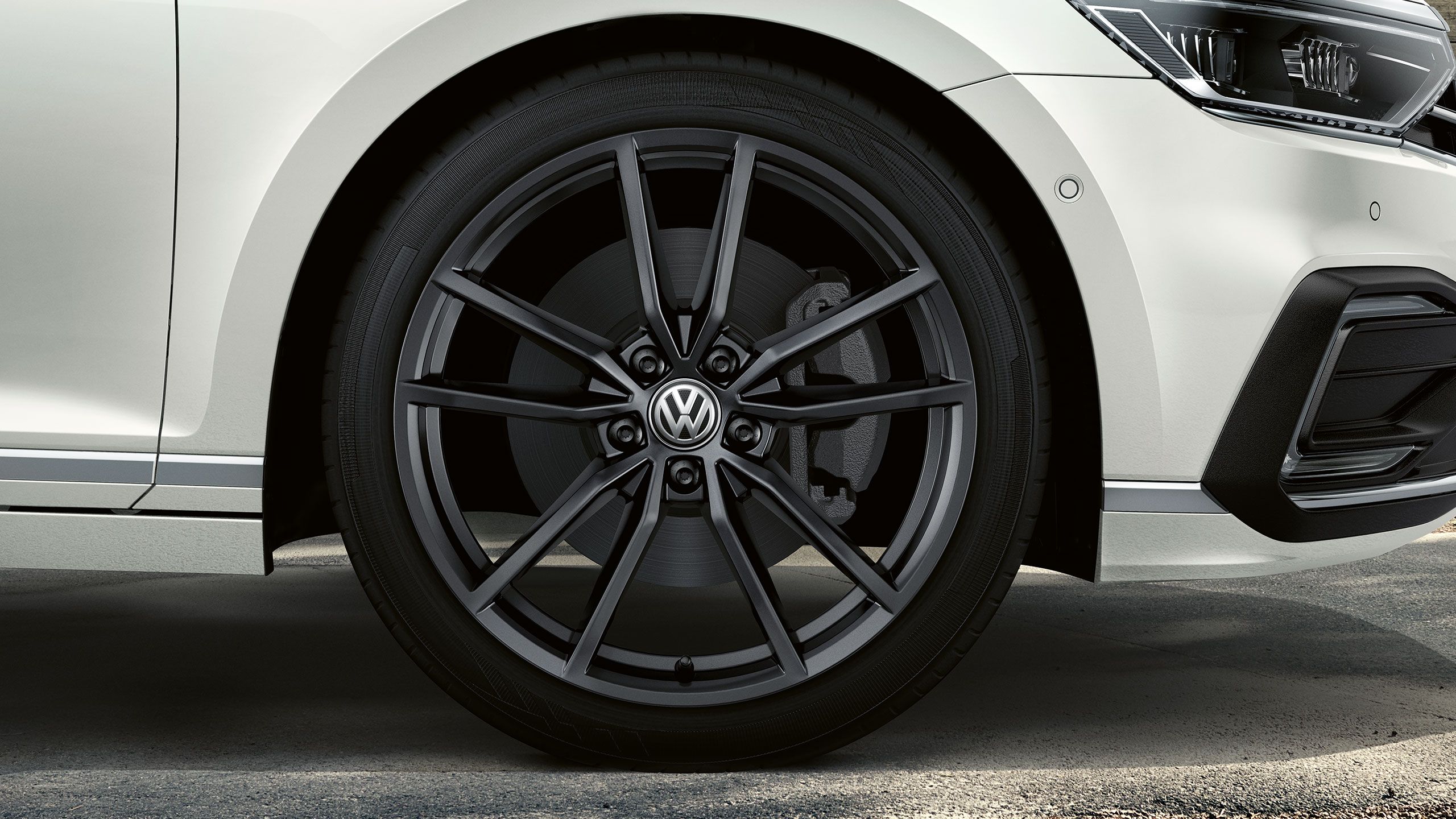 Um veículo VW branco com jantes de liga leve Genuine da Volkswagen