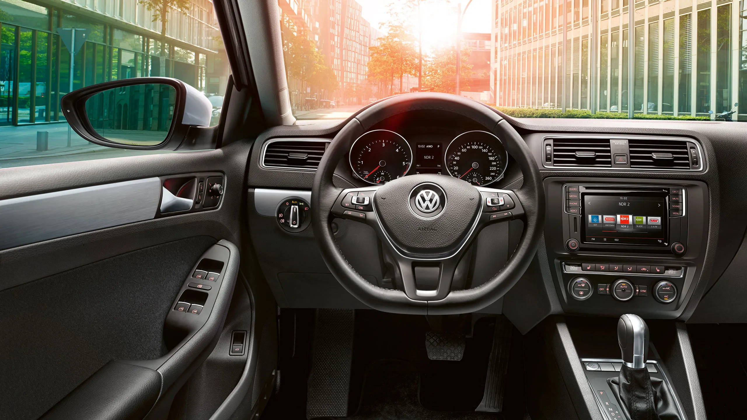 O interior elegante e desportivo de um Jetta 6.