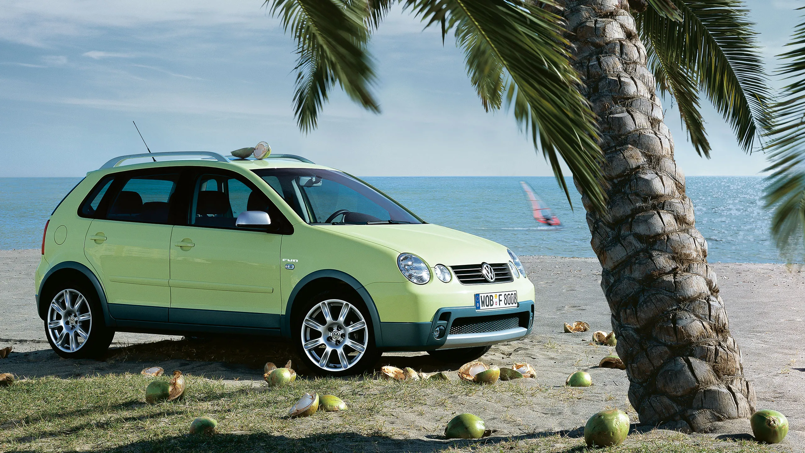 Volkswagen Polo 4 visto de lado debaixo de uma palmeira na praia