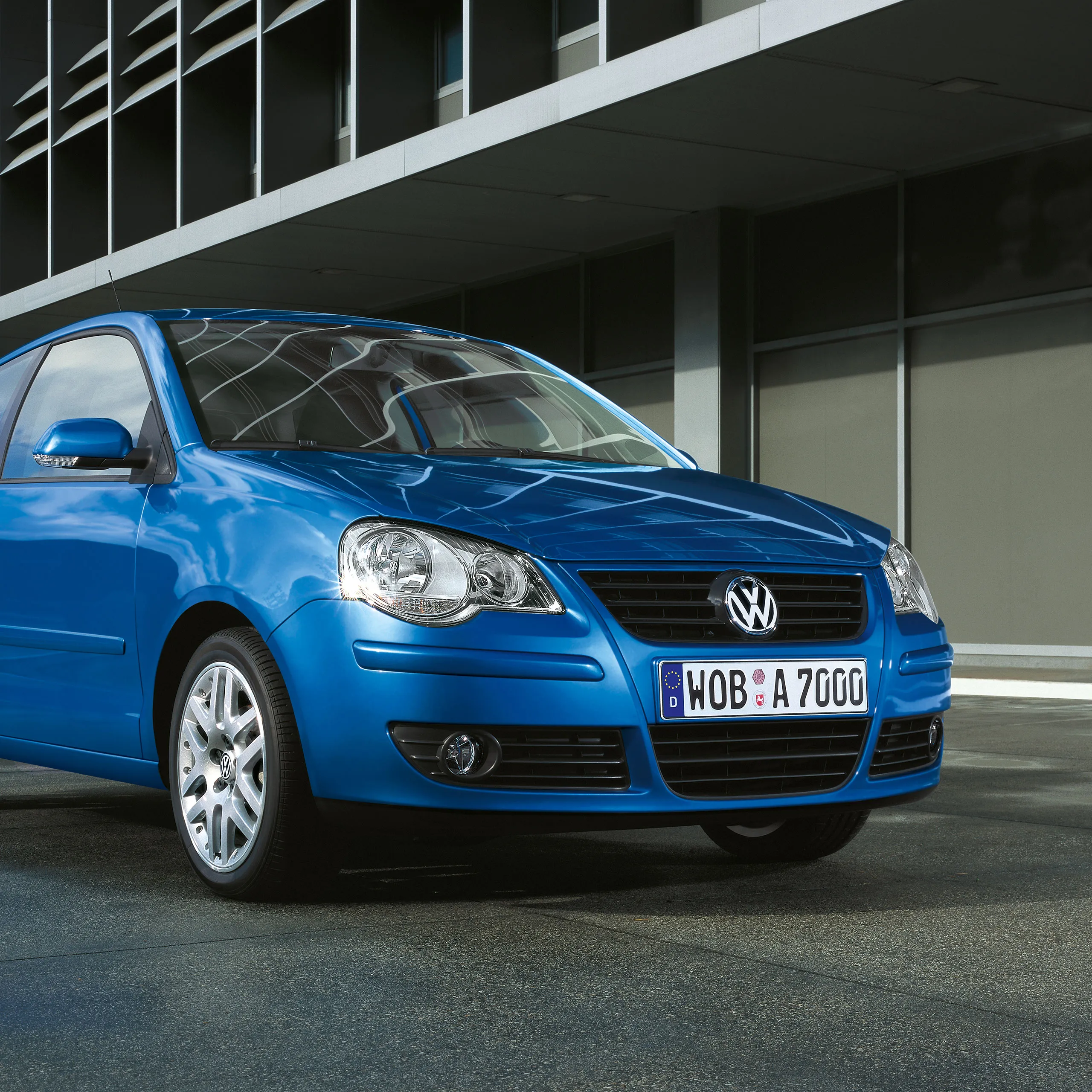 Um Volkswagen Polo 4 9N3 azul estaciona numa rua