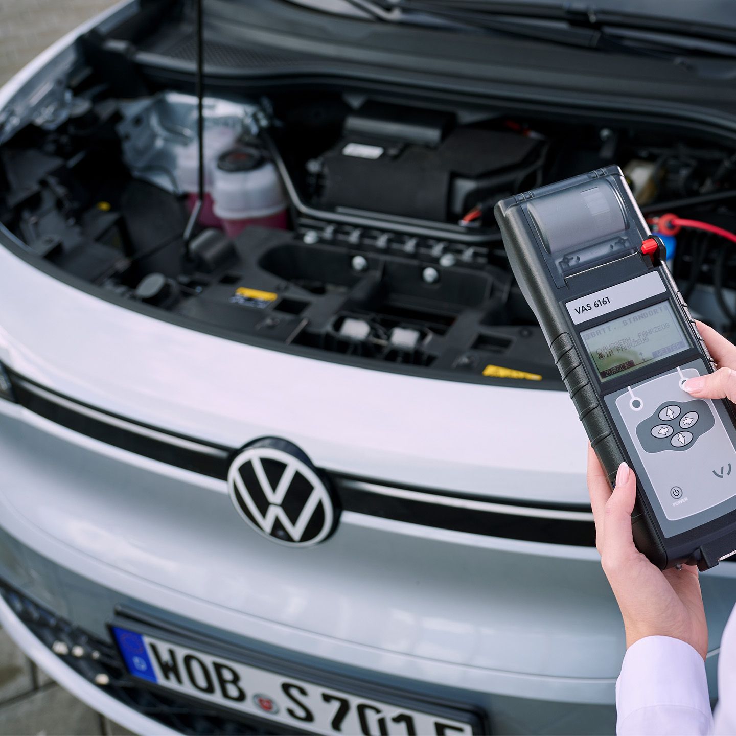 Eine VW Technikerin beim Elektroautoservice für einen Volkswagen ID