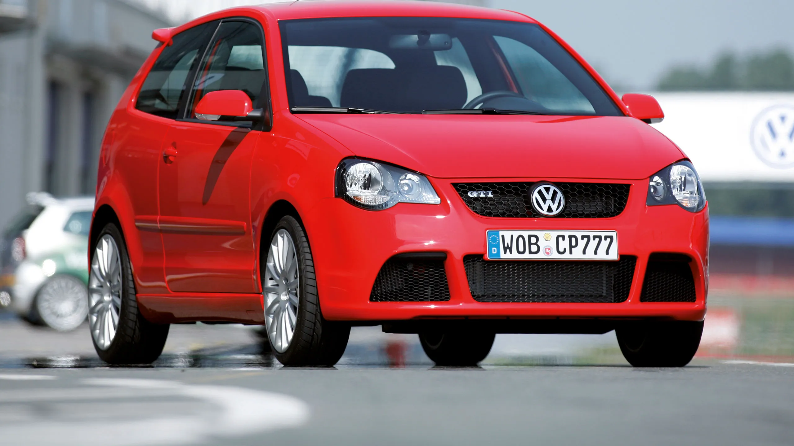 Um Polo vermelho 4 9N3 GTI numa pista de corrida