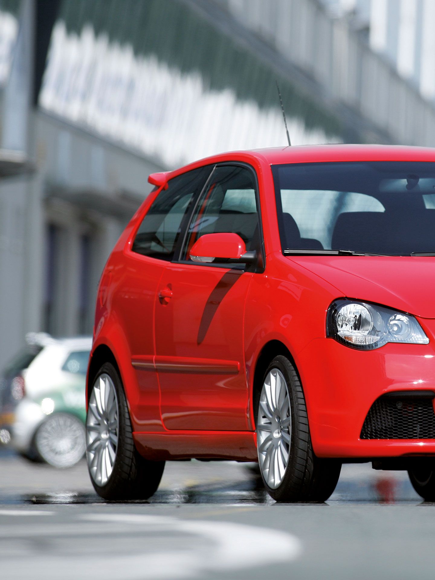 Um Polo vermelho 4 9N3 GTI numa pista de corrida