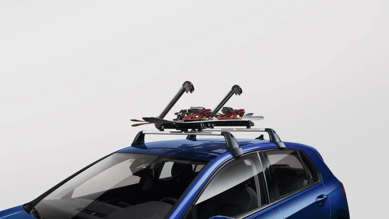 Ein Volkswagen mit Ski- und Snowboardhalter am Dach 