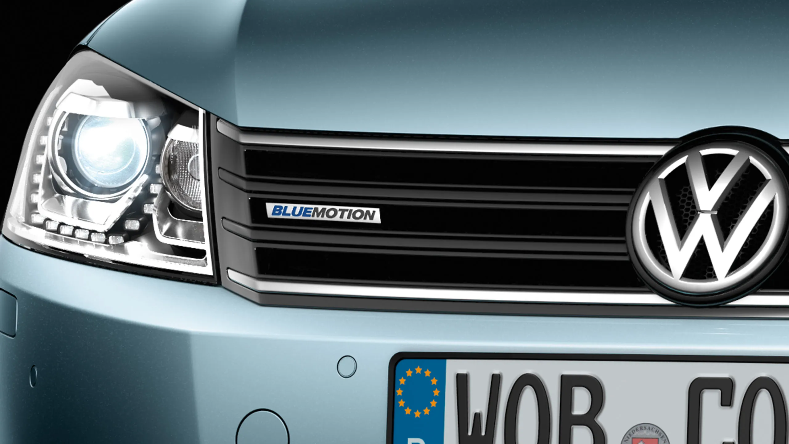 Vista detalhada da grelha do radiador com o emblema "BlueMotion" de um VW Passat B7.