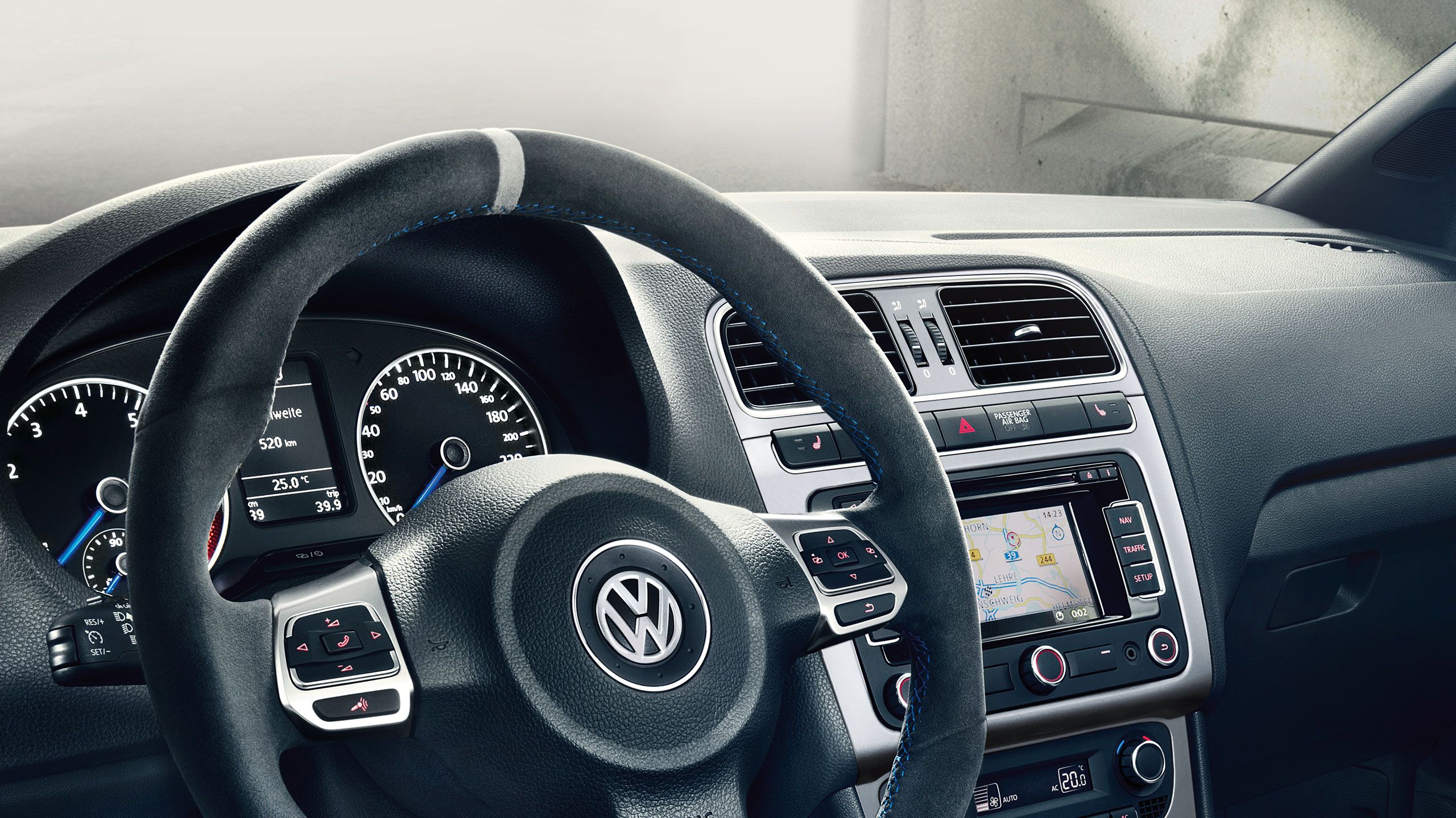 Uma vista detalhada de um cockpit VW Polo 5 - interior Volkswagen com sistemas de informação e de conectividade